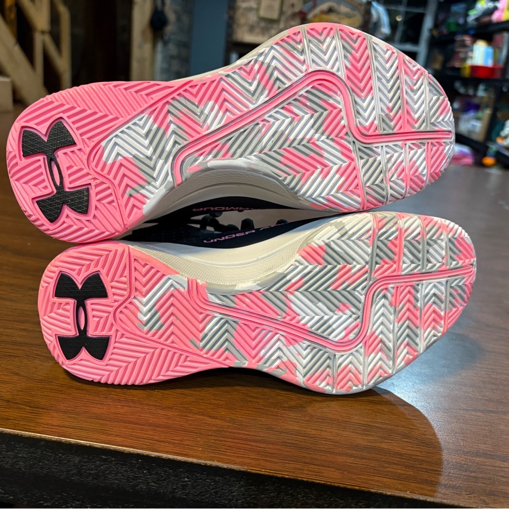 Under Armour 5.5y black basketball sneakers